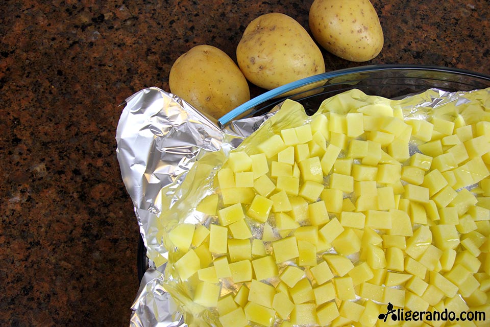 Huevos al plato con patatas, jamón York y tomate. Recetas bajas en calorías, preparación receta, receta ligera, recetas bajas en grasa.