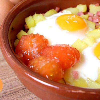Huevos al plato con patatas, jamón York y tomate. Recetas bajas en calorías, preparación receta, receta ligera, recetas bajas en grasa.