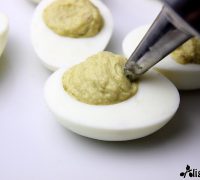 Huevos rellenos de aguacate y anchoa (6)