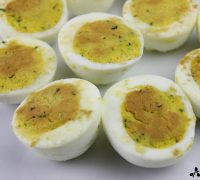 Huevos al pimentón con jamón y guisantes (2)